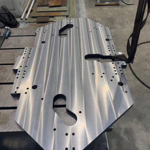 Usinage d'une plaque d'outillage pour l'industrie hydraulique