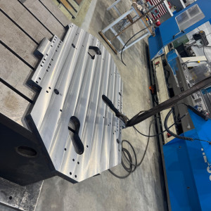 Usinage d'une plaque d'outillage pour l'industrie hydraulique