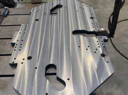Usinage d'une plaque d'outillage pour l'industrie hydraulique